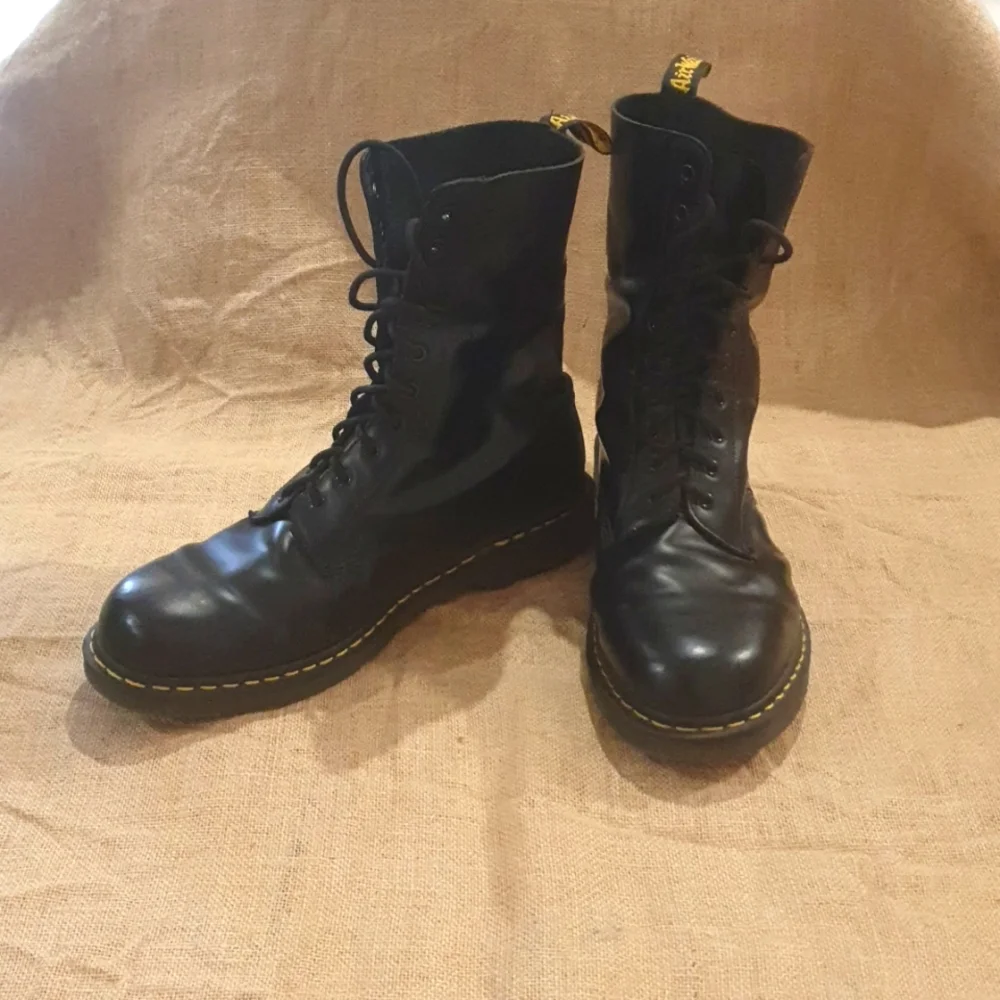 DOC MARTENS SIZE 13 20 Hole Boots - Picture 1 of 5
